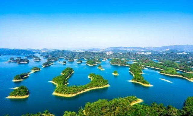 【998元秀水青山过大年】千岛湖中心湖区+下姜村+新年登高网红天屿观景台+草莓小镇纯玩3日！品价值1288元年夜饭+价值688元千岛湖特色鱼头宴；入住四星湖景酒店；1月20日前双成人报名立减100一对+赠送草莓小镇天空之城大门票